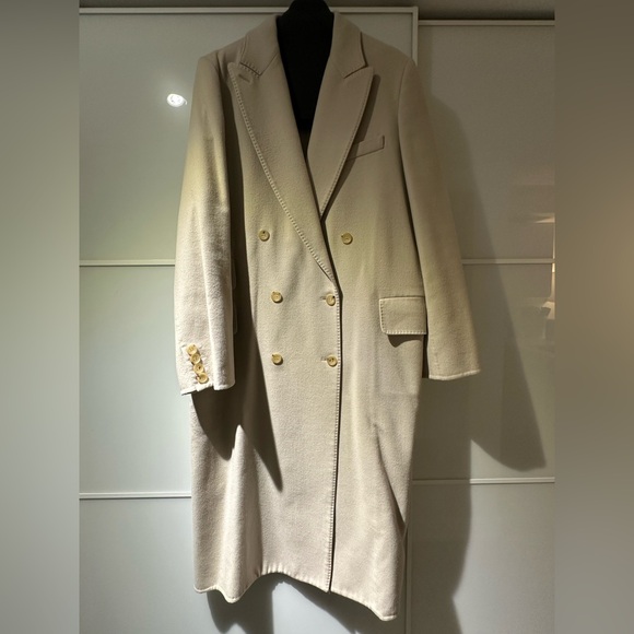 MaxMara runway cream coat - Picture 3 of 6